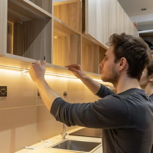 pareja montando un mueble hecho a medida